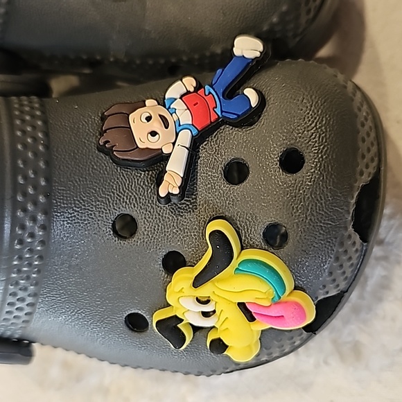 Crocs comes with the four charms on it - Picture 2 of 6